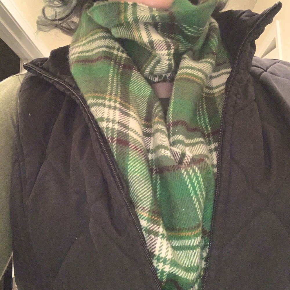 Men’s or women’s green plaid scarf